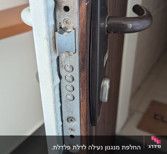 מנעול דלת עם ידית מתכת ובריחים